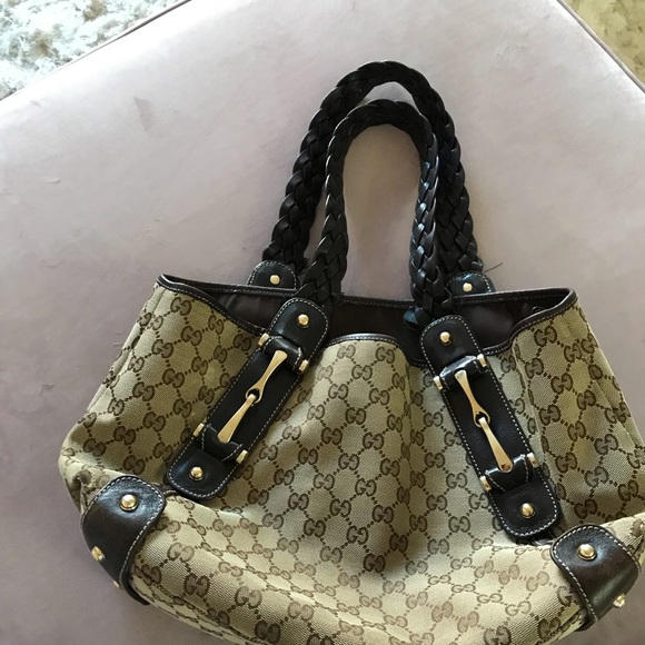 Gucci med size/shoulder bag- barely used - Picture 2 of 5